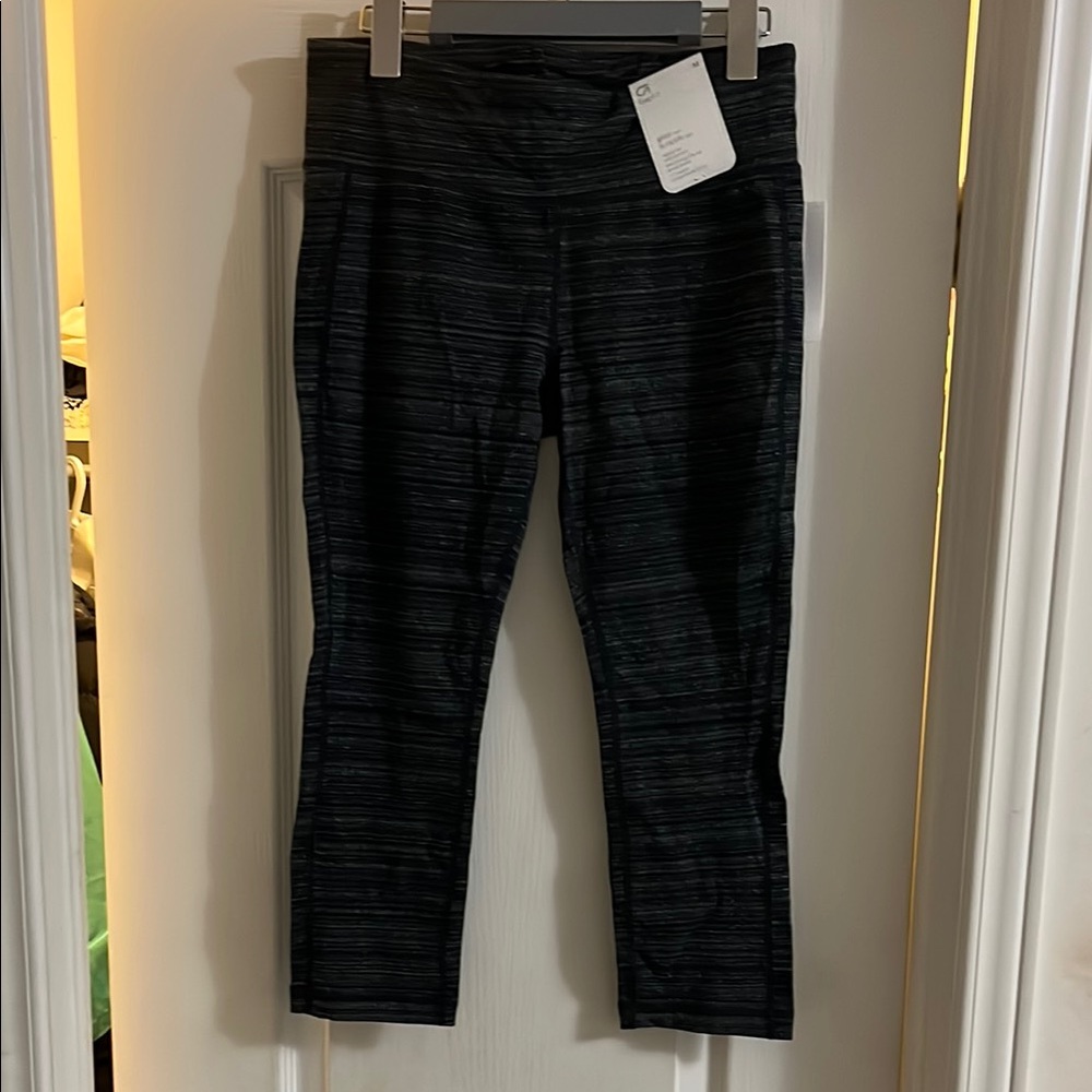 GAP Black and Gray Stretchy Capri Pants for Fitness